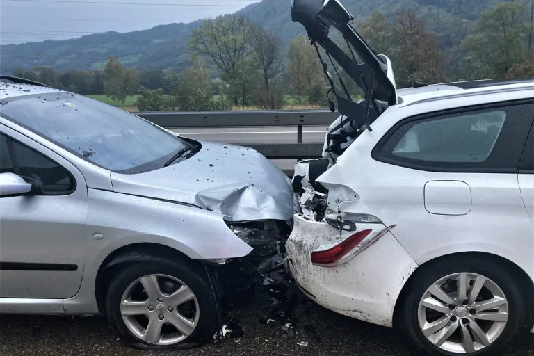A3 in Niederurnen GL - Auffahrkollision zwischen drei Fahrzeugen 