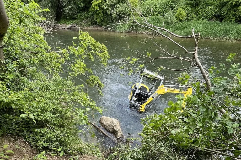Unfall in Aesch BL – Bagger landet in der Birs