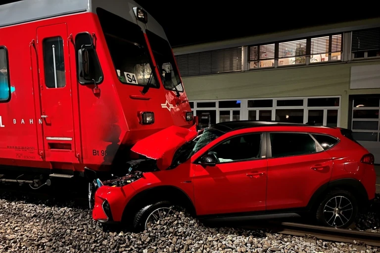 Langnau am Albis ZH - S-Bahn prallt in Auto