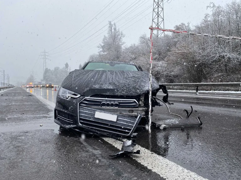 A4 Risch Rotkreuz ZG: Kontrolle über Fahrzeug verloren und in Leitplanke gekracht