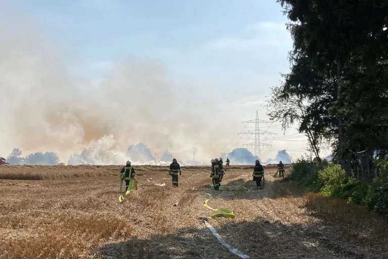 Hattingen – Großbrand auf Feld drohte auf Siedlung überzugreifen