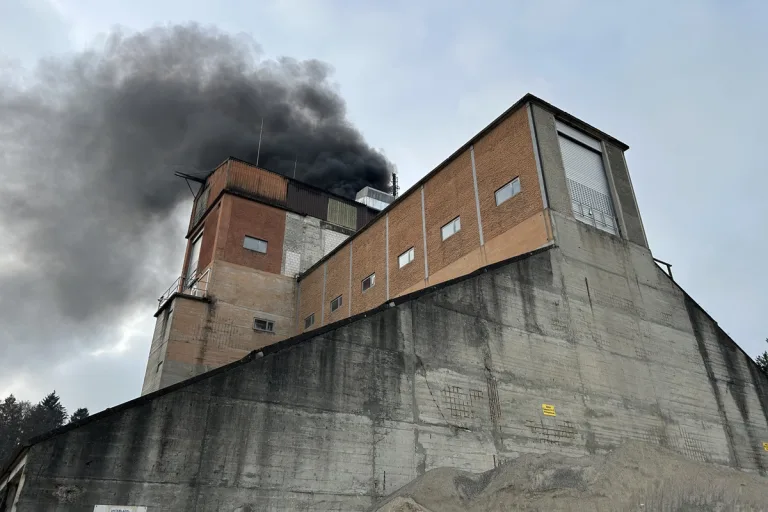 Safnern BE –  Siebmaschine in Brand geraten