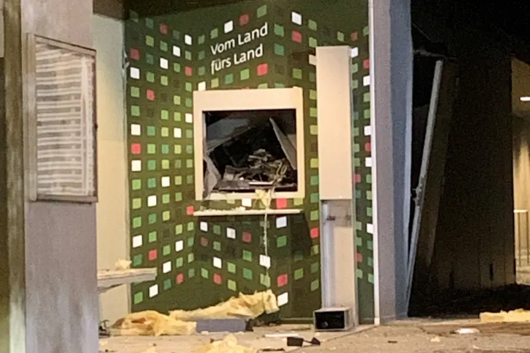 Gamprin FL - Bancomat gesprengt - Täterschaft flüchtet mit der Beute
