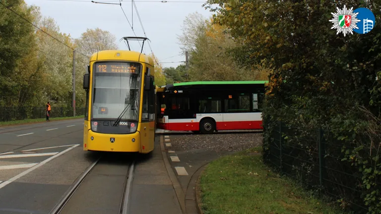 Oberhausen – Bus prallt mit Straßenbahn zusammen