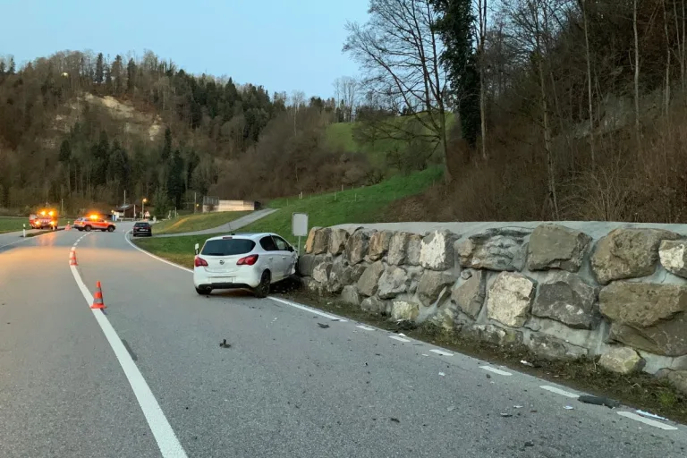 Ruswil LU - Auto prallt in Steinmauer – eine Person verletzt