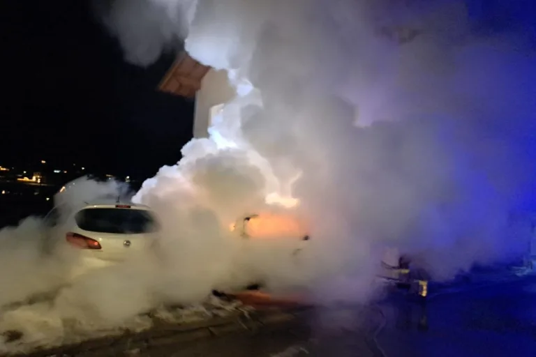See – Auto gerät während der Fahrt in Brand