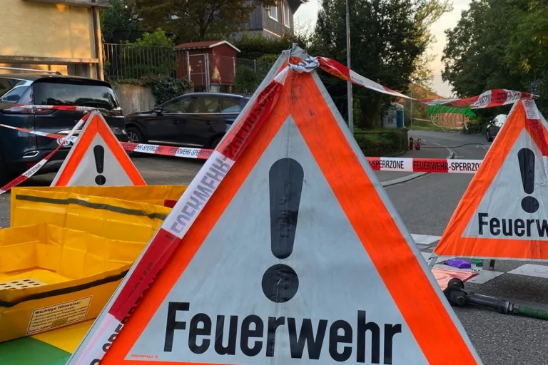Witikon ZH -  Strassensperre wegen Chemiewehreinsatz 