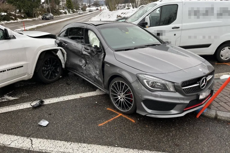 Rapperswil-Jona SG - Verkehrsunfall fordert Verletzten und enormen Sachschaden