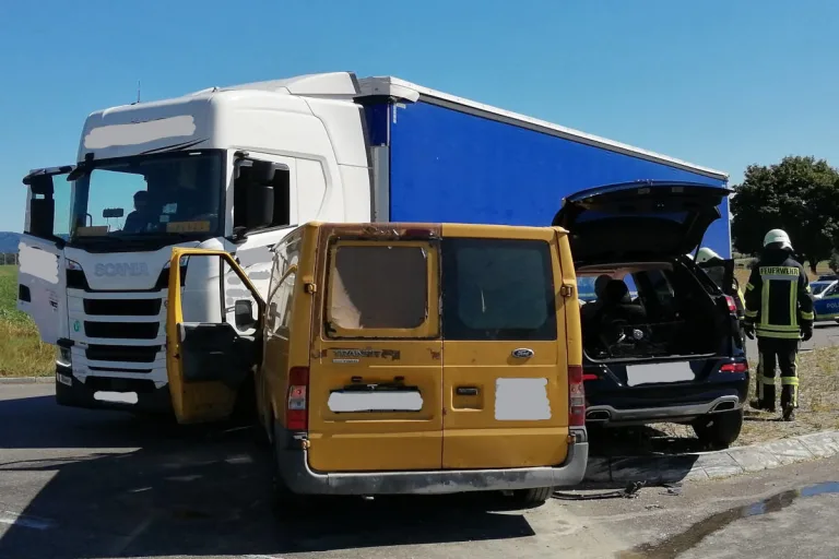 Eigeltingen – Feuerwehr wird zu Unfall mit 3 Fahrzeugen gerufen