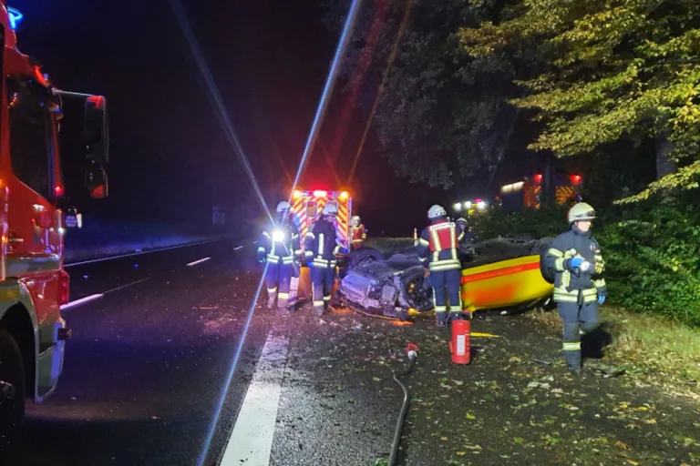 Mülheim an der Ruhr - Sportwagen überschlägt sich auf der Bundesautobahn A40