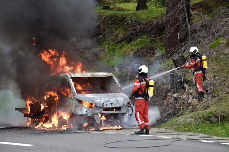 Poschiavo GR - Lieferwagen auf der Strasse ausgebrannt 
