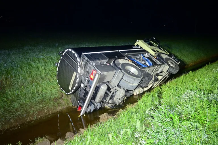 Benken SG – Milchtransporter stürzt bei Unfall in Bach