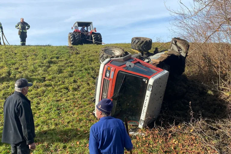 Unfall in Egg V  – Landwirt überschlägt sich mit Schlepper