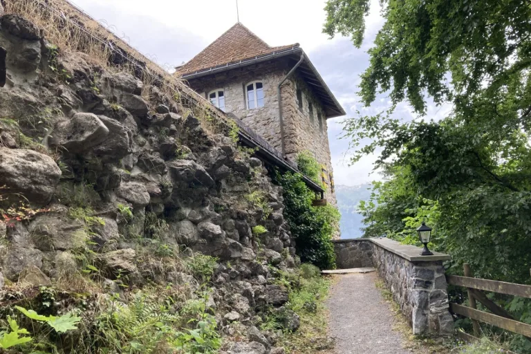 Niederurnen GL - Einbrecher suchen Restaurant Schlössli heim