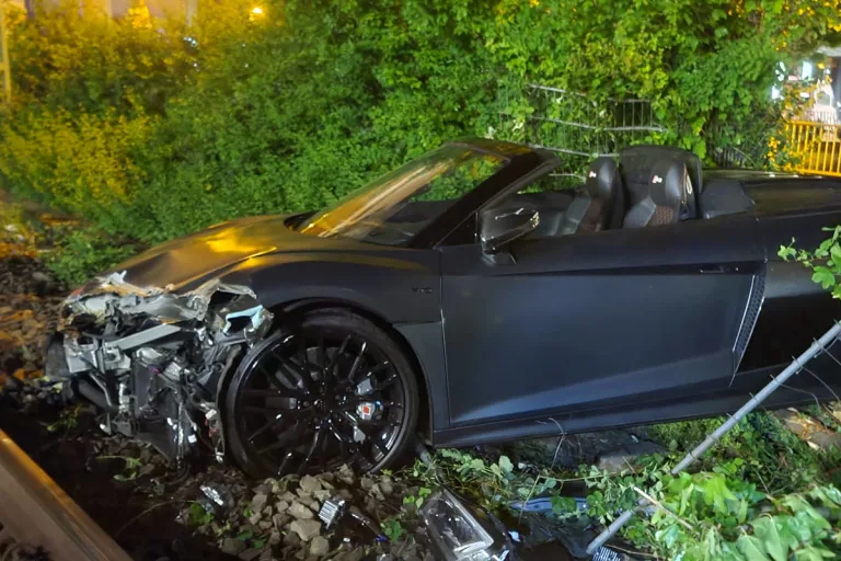 Köln – Polizei stellt Audi-Wrack und Führerschein nach Alleinrennen sicher