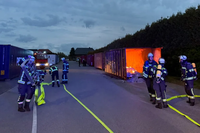Werne NW – Seefrachtcontainer in Gewerbegebiet brennt aus