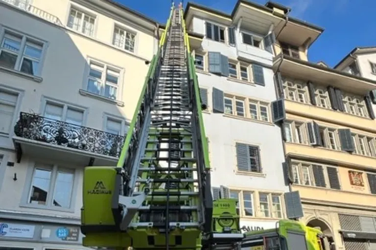 Zürich Niederdorf - Brand im Niederdorf wird abgeklärt