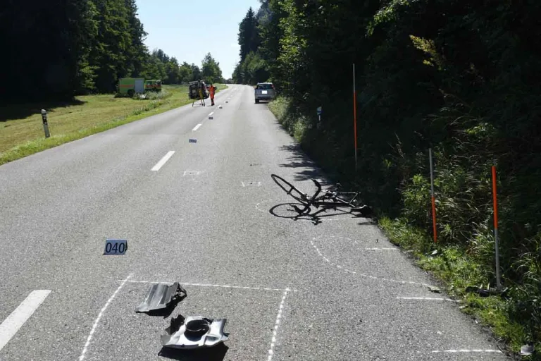 Hittnau ZH - Velofahrer bei Unfall schwer verletzt