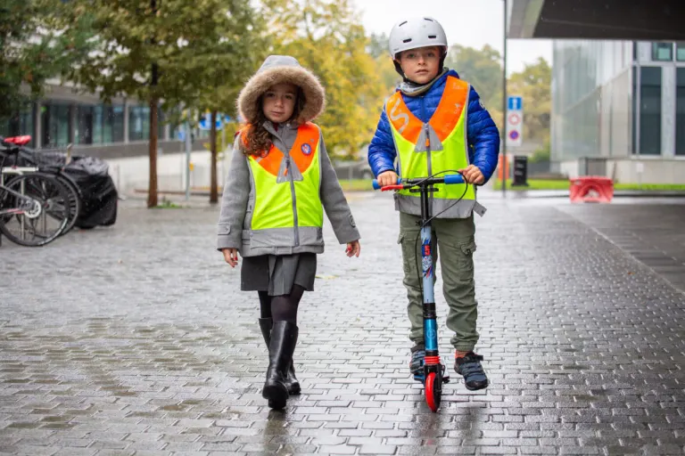 Neue Sicherheitsweste sorgt für mehr Sichtbarkeit für Kindergartenkinder