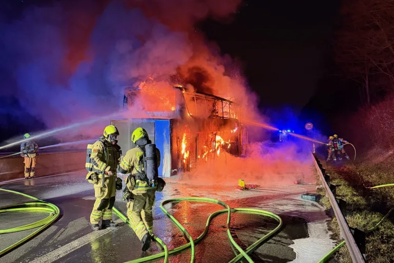 A52 Ratingen – Reisebus auf Autobahn in Brand geraten
