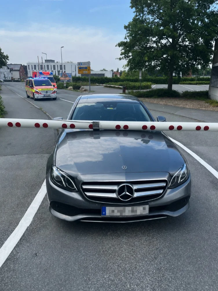Lippstadt – Fahrzeug gerät unter Bahnschranke