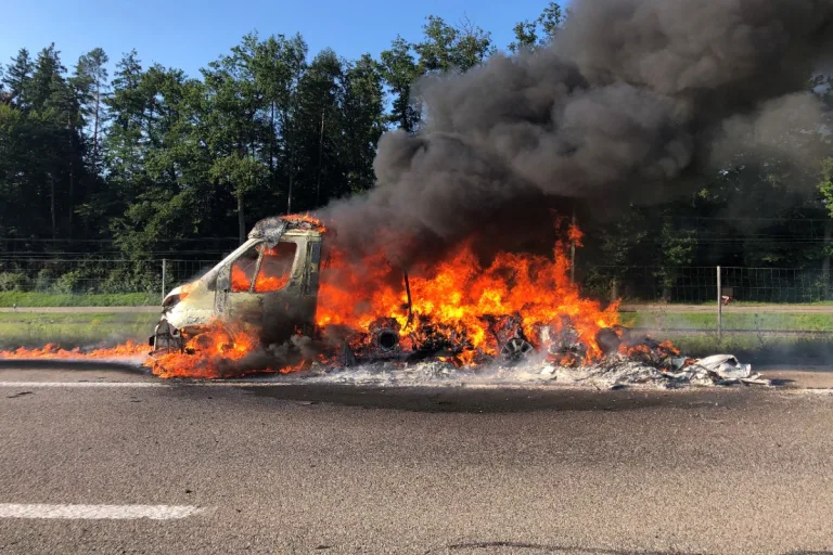 Sirnach TG - Wohnmobil gerät auf der A1 in Brand - zwei Verletzte