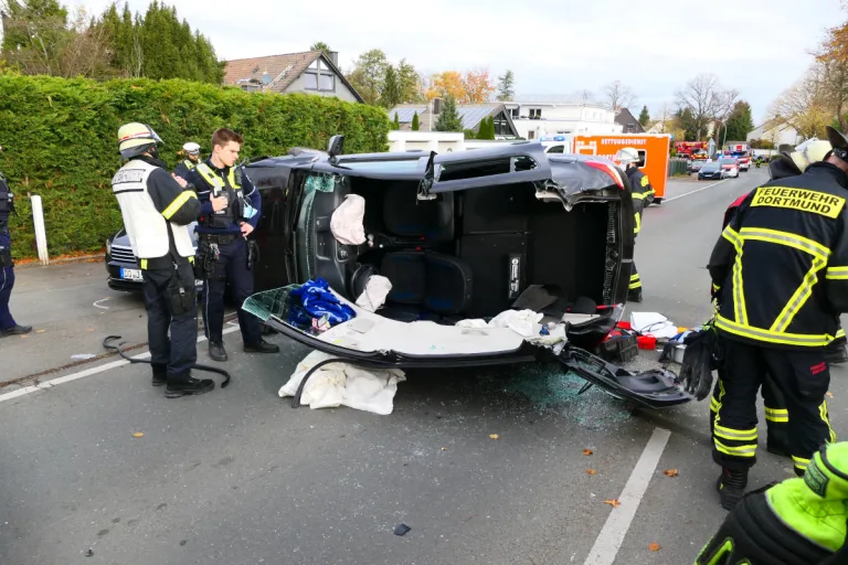 Dortmund-Höchsten – Eingeklemmte Person in einem PKW