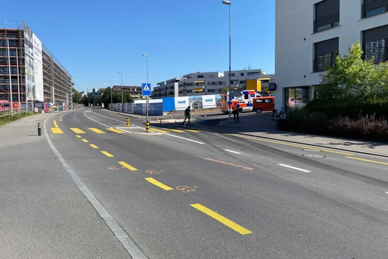 Cham ZG – Öllache auf Strasse führt zu Unfall 