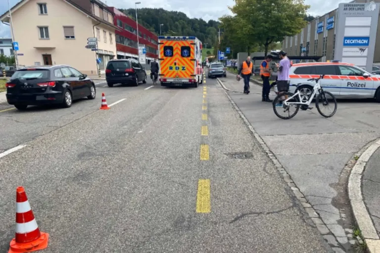 Baar ZG - Nach Unfall geflüchtet - Velofahrerin erheblich verletzt 