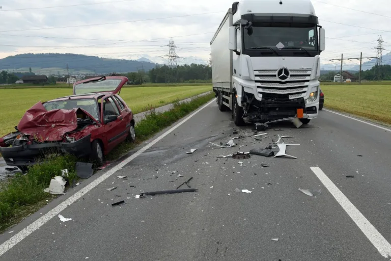 Heftige Frontalkollision bei Inwil LU zwischen einem Renault Clio und einem Lastwagen!