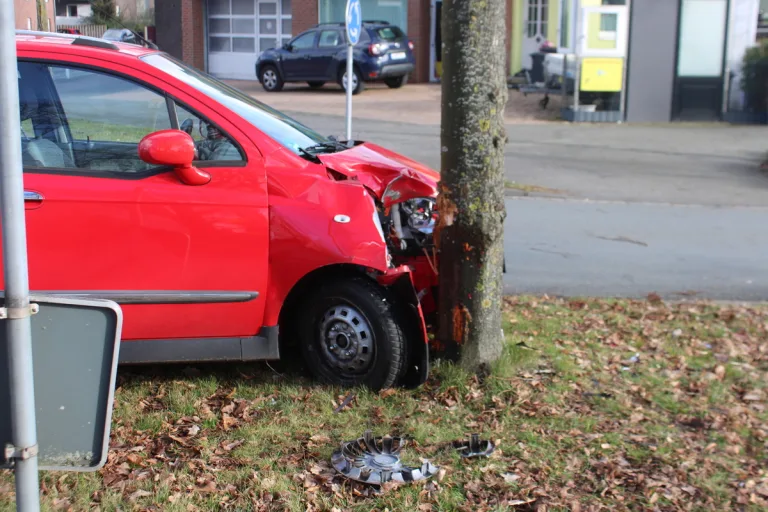 Lüdinghausen NW - Zwei Kollisionen mit Bäumen 