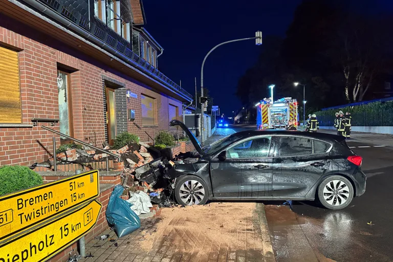Barnstorf NI – Pkw prallt gegen Hauswand – Fahrer schwer verletzt