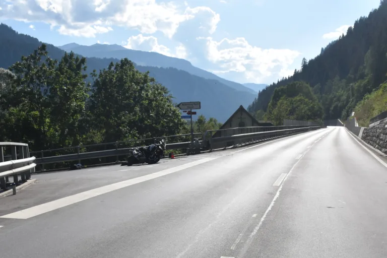 Waltensburg GR - Motorradfahrer verunfallt nach Überholmanöver 