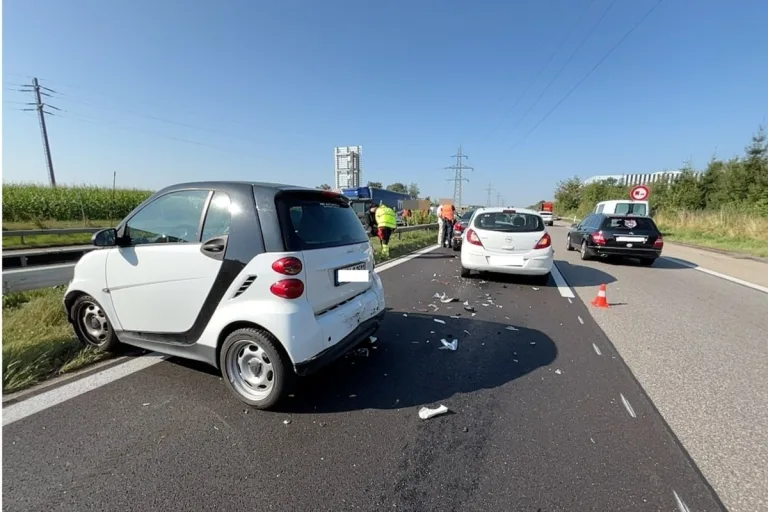 A1 bei Oberbuchsiten SO - Stau nach Auffahrkollisionen 
