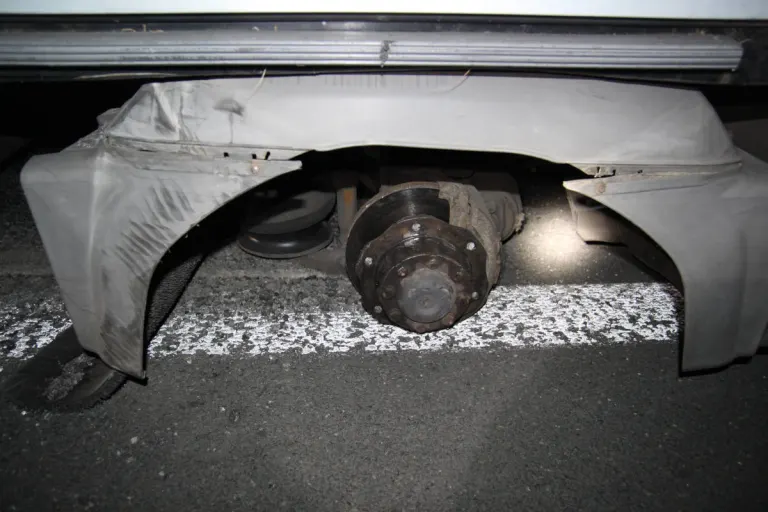 A2 Herford / Bad Salzuflen – Überladener LKW verliert Hinterräder