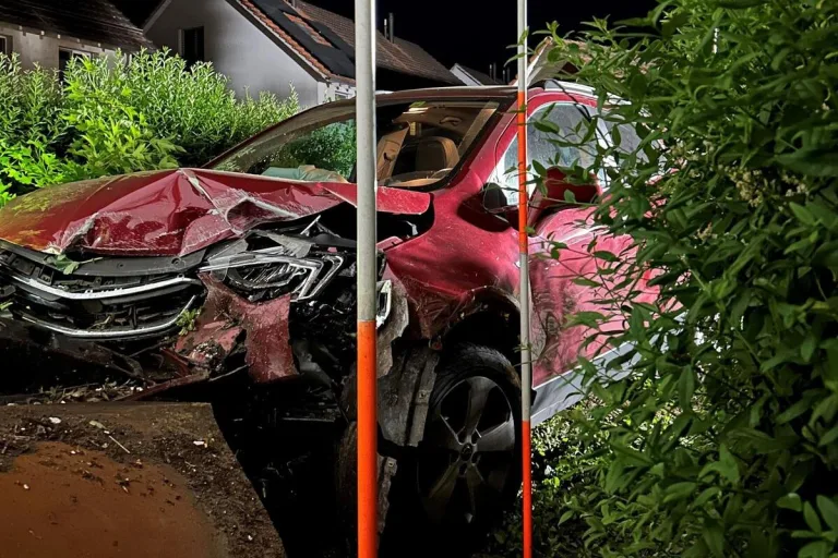 Unfall heute in Dinhard ZH - Jugendliche mit entwendetem Auto in Mauer geprallt 