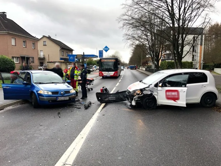 Odenthal – Zwei Verletzte und hoher Sachschaden nach Verkehrsunfall