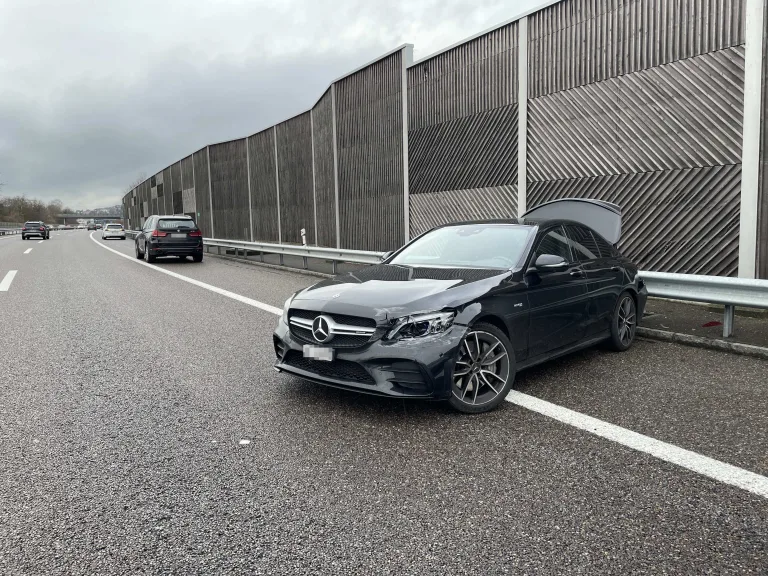 A1 Safenwil AG – Neulenker verursacht heftigen Unfall mit Sportwagen