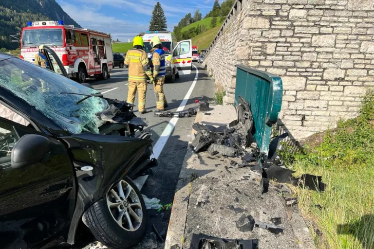 Auffahrunfall in Radstadt – Von Straße abgekommen und in Brückengeländer gekracht