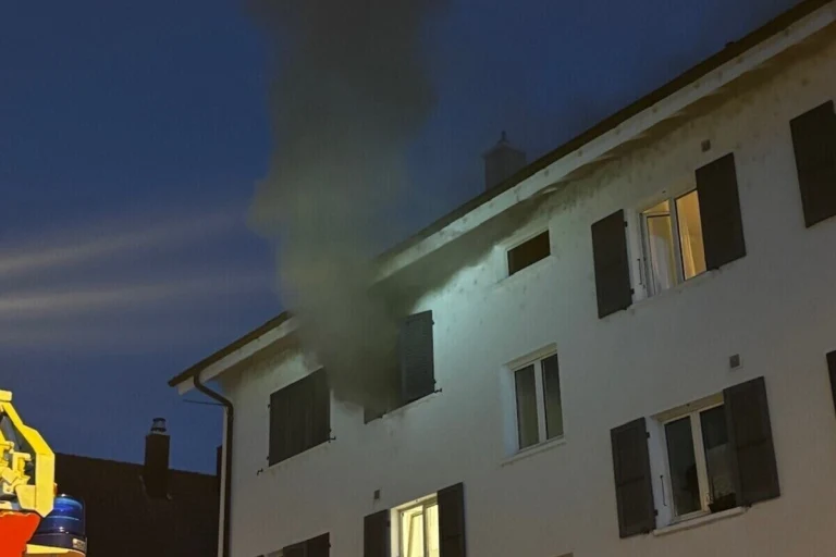 Biel BE – Rauchvergiftung nach Brand in Mehrfamilienhaus