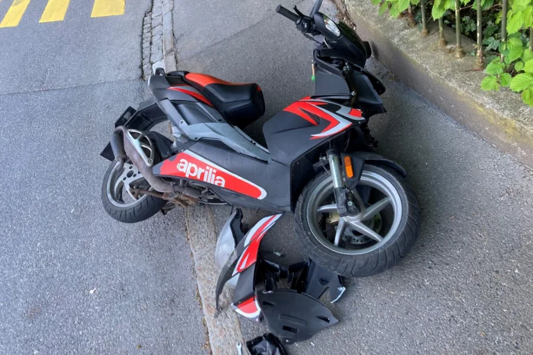 Glarus - Autofahrerin übersieht Rollerfahrer auf der Landstrasse