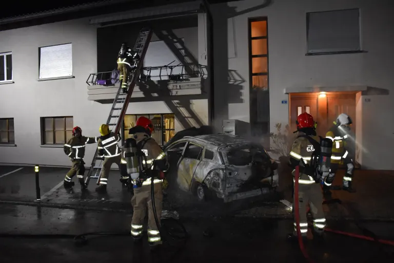 Roveredo GR – Personenwagen in Brand geraten