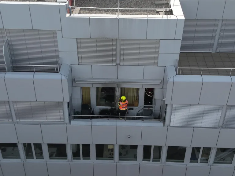 Steinhausen ZG – Arbeiter greifen bei Balkonbrand beherzt ein