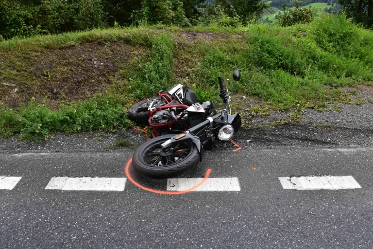 Laax GR – Töfffahrer bei Unfall auf Oberalpstrasse verletzt