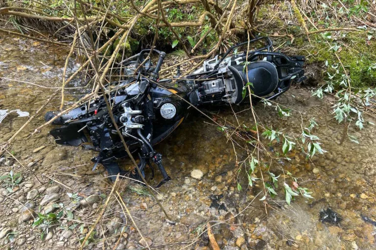 Gähwil SG - Motorradfahrer wird nach schwerem Unfall ins Spital geflogen