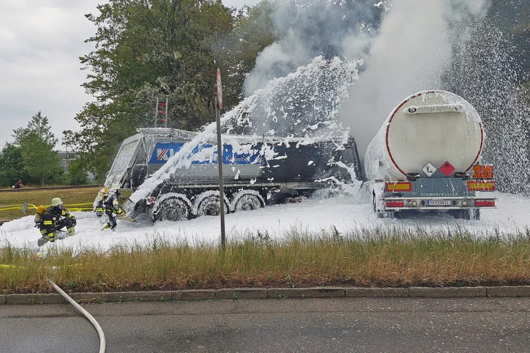 Kollision zwischen zwei Lastwagen in Moosach BY - Eine Person tot 