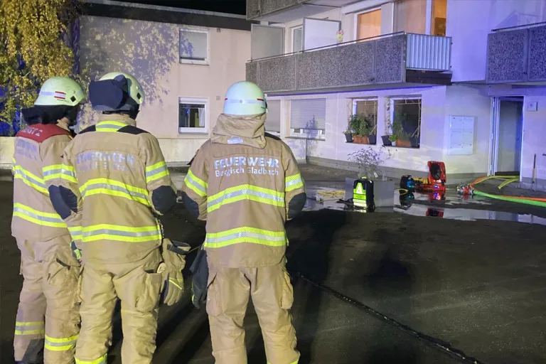 Bergisch Gladbach NW – Vier Erwachsene und ein Kind bei Wohnungsbrand verletzt
