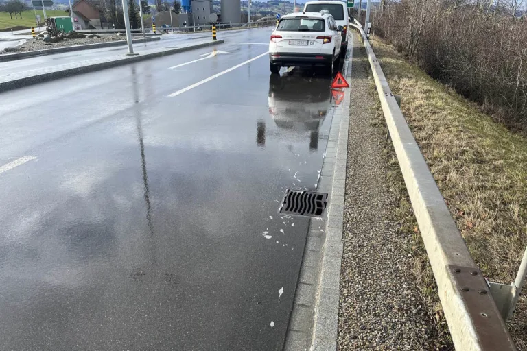 Gossau SG - Tank fällt auf die Strasse und läuft aus 
