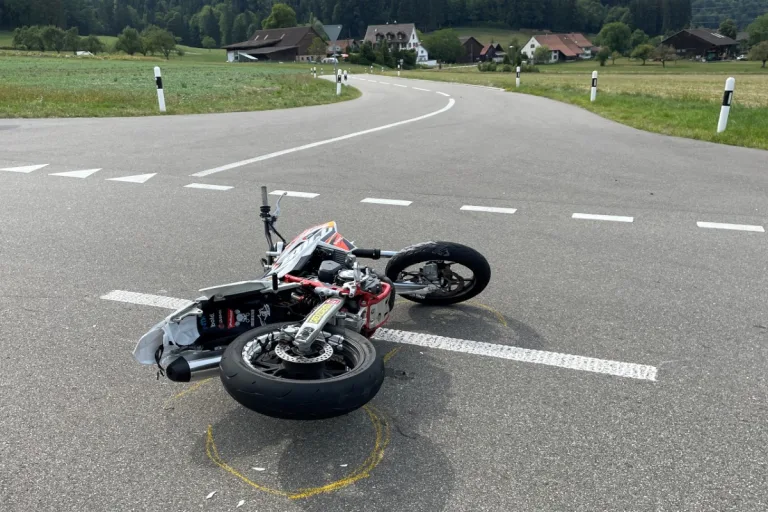Ettenhausen TG - 17-jähriger Motorradfahrer prallt in Auto
