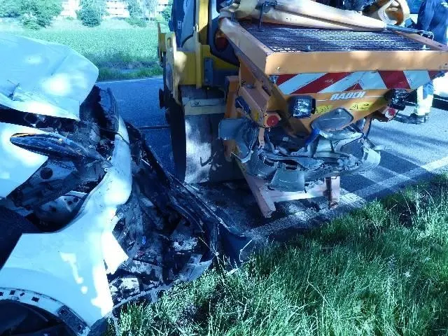 Cuxhaven – PKW Fahrer fährt auf Arbeitsmaschine auf